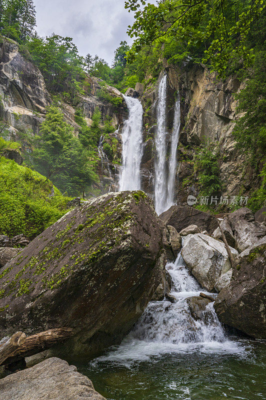 南蒂罗尔的Cascata di Valclava瀑布或Kalmtaler Wasserfall瀑布